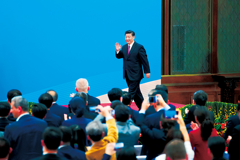 2019年4月27日，第二屆“一帶一路”國際合作高峰論壇在北京雁棲湖國際會議中心舉行圓桌峰會，國家主席習(xí)近平主持會議并致開幕辭。圓桌峰會閉幕后，習(xí)近平會見中外記者，介紹第二屆“一帶一路”國際合作高峰論壇圓桌峰會情況和主要成果。這是習(xí)近平步入記者會現(xiàn)場。 