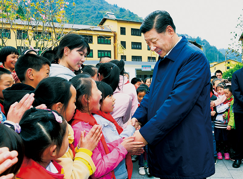 2019年4月15日至17日，中共中央總書記、國家主席、中央軍委主席習(xí)近平在重慶考察，并主持召開解決“兩不愁三保障”突出問題座談會。這是4月15日下午，習(xí)近平在石柱土家族自治縣中益鄉(xiāng)小學(xué)同學(xué)生們親切交談，詢問他們學(xué)習(xí)和生活情況。 