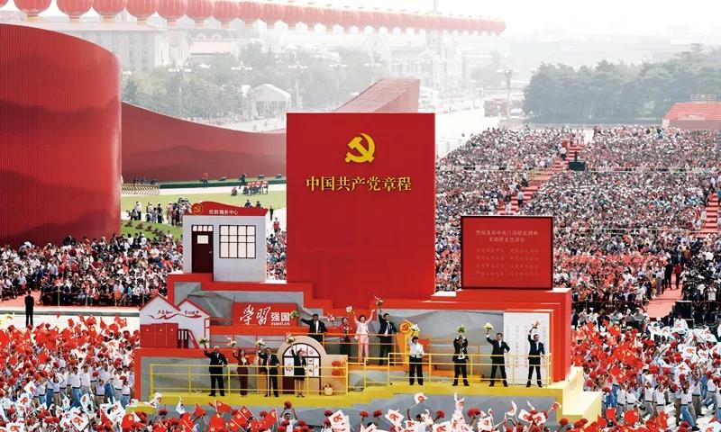 2019年10月1日上午，慶祝中華人民共和國成立70周年大會在北京天安門廣場隆重舉行。這是群眾游行中的“從嚴治黨”方陣。新華社記者 蘭紅光/攝