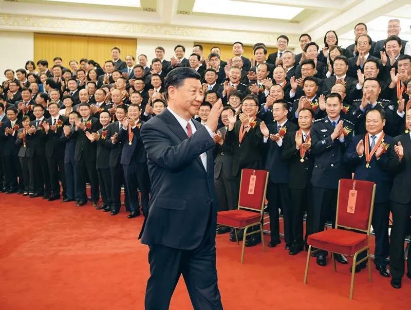 2019年6月25日，黨和國家領(lǐng)導(dǎo)人習(xí)近平、李克強、王滬寧等在北京人民大會堂會見第九屆全國“人民滿意的公務(wù)員”和“人民滿意的公務(wù)員集體”受表彰代表。新華社記者 李學(xué)仁/攝